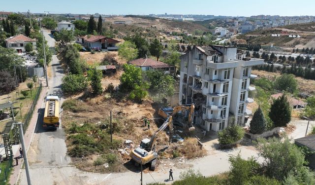 Çayırova’da riskli yapıların yıkımına başlandı