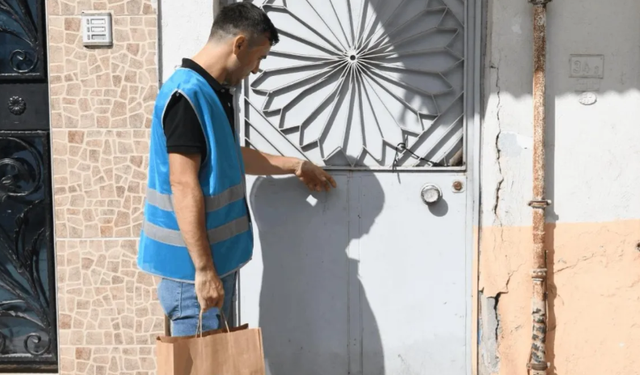 Başkan Ahmet Akın’dan öğrencilere gıda desteği