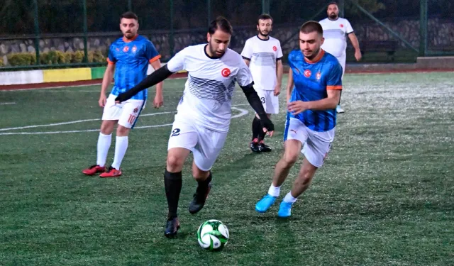 Bursa Osmangazi’de Geleneksel Halı Saha Turnuvası başladı