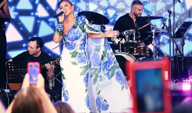 Gülben Ergen şarkılarıyla davetlileri coşturdu