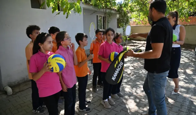 Manisa'da öğrencilere spor malzeme desteği