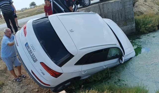 Almanya plakalı otomobil su kanalına uçtu!