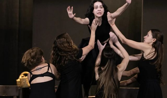 İzmir Şehir Tiyatroları'nın “Cadı Kazanı” provalarına devam