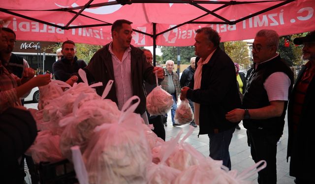 İzmit Belediyesi ürettiği mantarları vatandaşa dağıttı