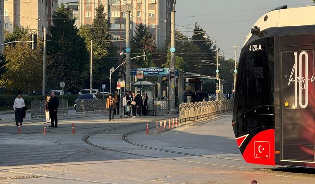 Otobüs ve tramvaylarda Ata’ya saygı