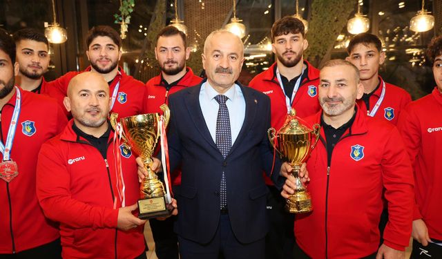 Başkan Büyükgöz Şampiyon Güreşçileri Ağırladı
