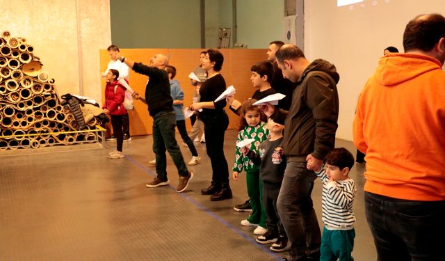 Kâğıt uçak yarışması renkli görüntülere sahne oldu