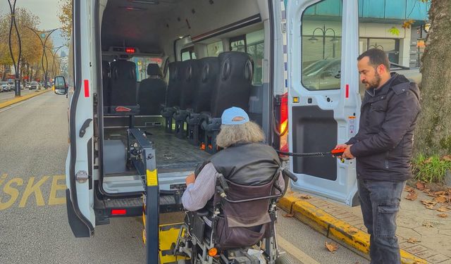 Zabıta engelli vatandaşın yardımına koştu