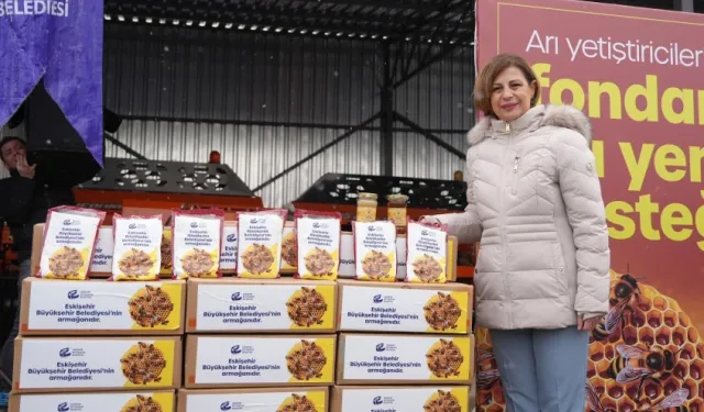 Eskişehir'de arıcılara fondan arı yemi dağıtıldı