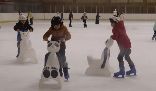İstanbul'da Maltepeli çocuklar buz pistinde