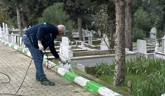 Kocaeli Çayırova'da mezarlıklarda çalışmalar sürüyor