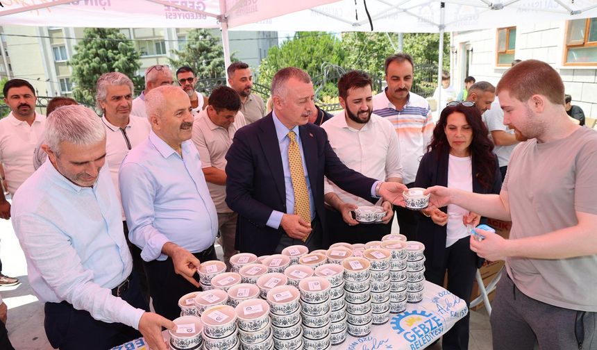 Başkanlar Vatandaşa Aşure Dağıttı