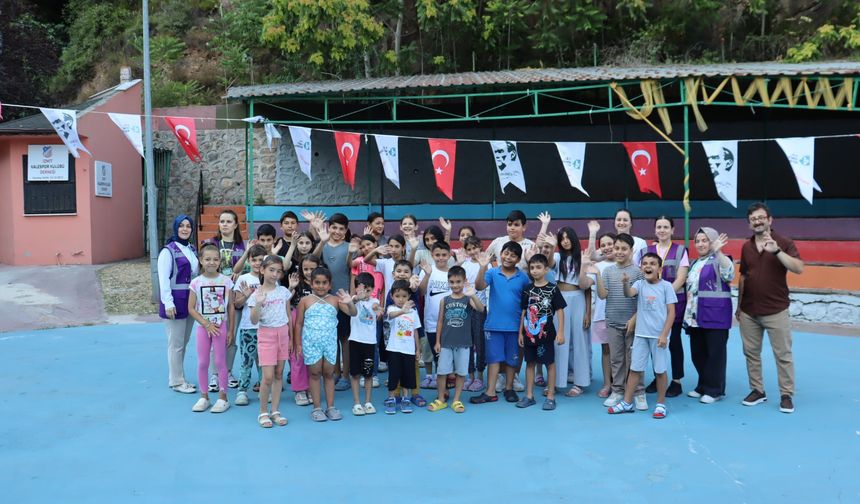 Geleneksel çocuk şenliğinde binlerce çocuğu buluştu