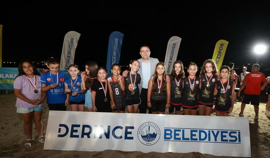 Derince Harikalar Sahili´nde Voleybol Şöleni