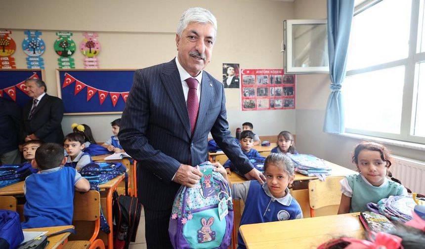 Ömeroğlu’ndan Öğrencilere Çanta ve Kırtasiye Desteği