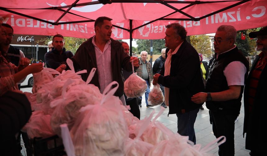 İzmit Belediyesi ürettiği mantarları vatandaşa dağıttı