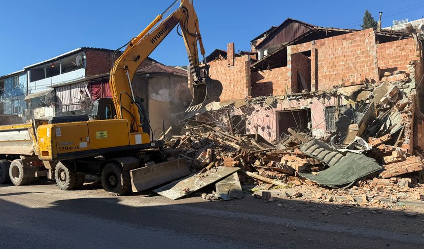 İzmit Belediyesinden kaçak yapı yıkımı