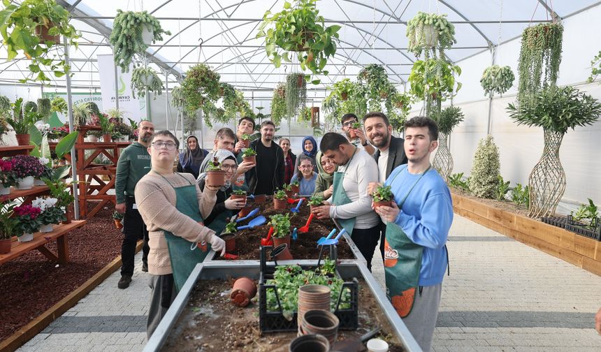 Özel bireyler, elleriyle hasat yapıp çiçek ekti