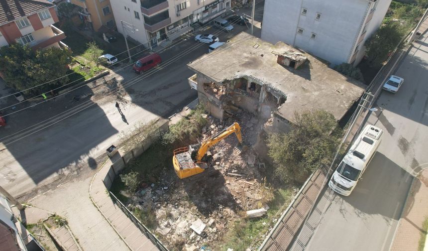 Çayırova’da metruk bina yıkıldı!