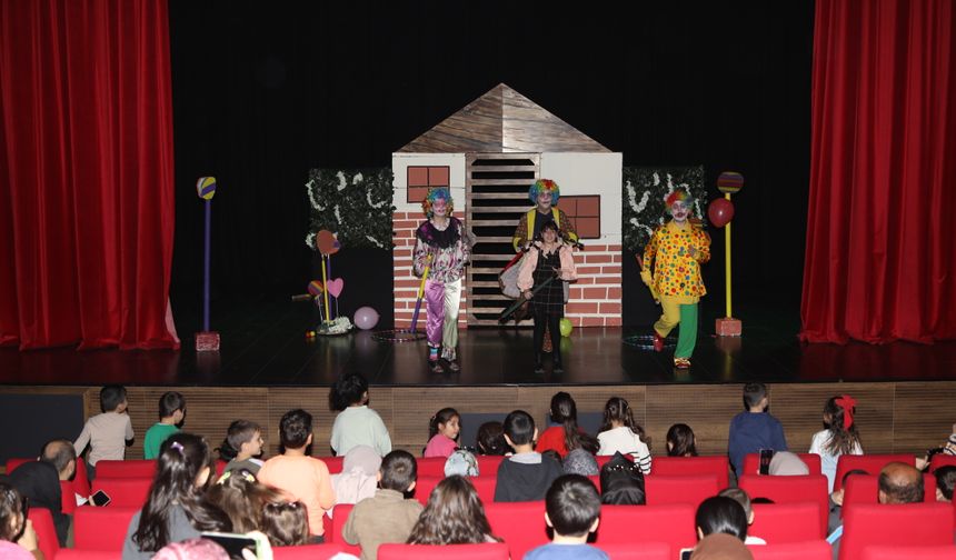 Çayırovalı çocuklar, ara tatilde tiyatroyla eğlendi