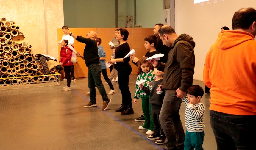 Kâğıt uçak yarışması renkli görüntülere sahne oldu