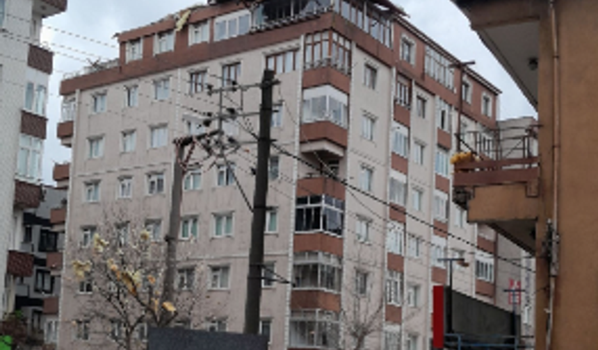 Gebze'de 7 katlı binanın çatısı uçtu!