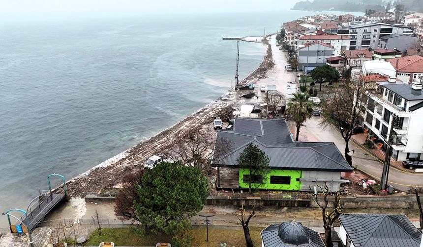 Sahile 550 metre uzunluğunda dalga kırıcı set yapılıyor