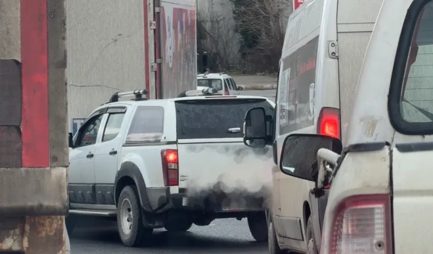 Düzce'de o kavşakta sıkça yaşanıyor: Sürücü trafiği kilitledi!