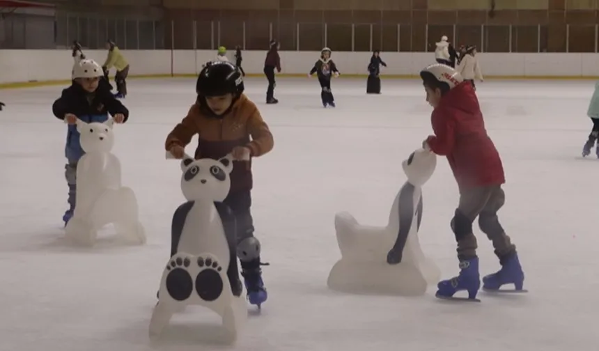 İstanbul'da Maltepeli çocuklar buz pistinde