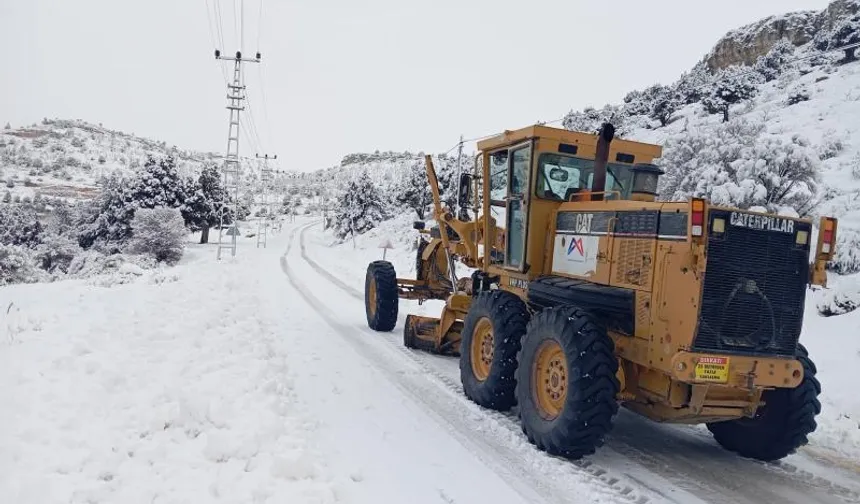 Mersin'de karla mücadele aralıksız sürüyor