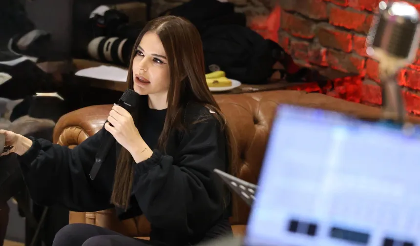 Simge Sağın Galata'da sürpriz yaptı...