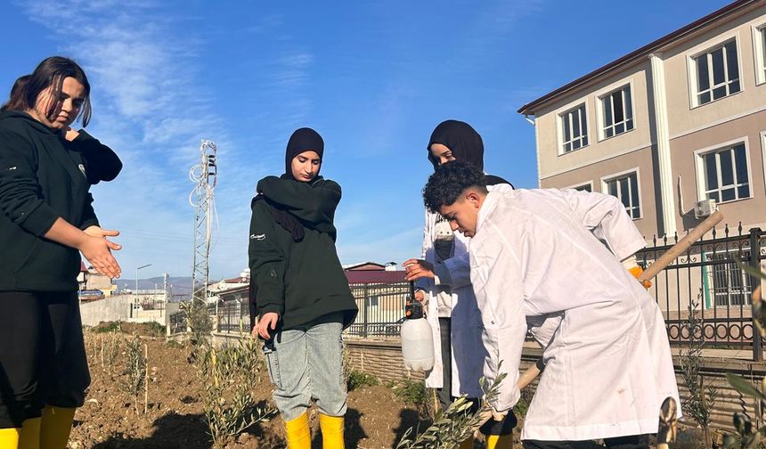 Hatay’a Depremde Yitirilen Öğretmenler İçin Zeytinlik