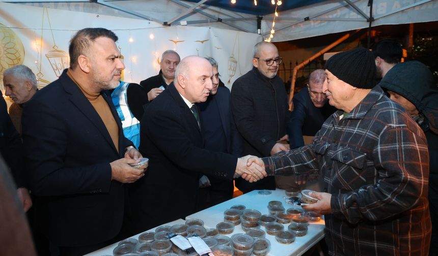 Başkan Bıyık, ilk teravihte vatandaşla buluştu