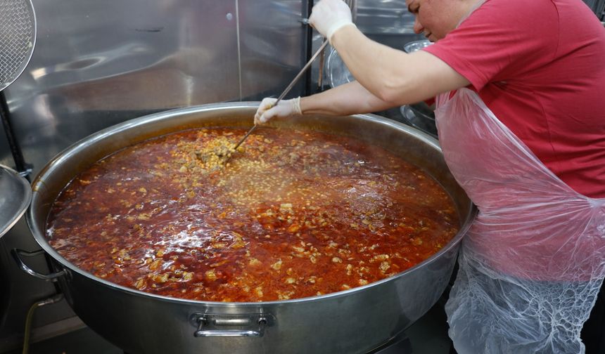 İzmit'te mobil aşeviyle her gün bin kişilik iftar